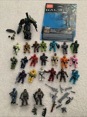 Lot of 21 Halo and 3 Call of Duty Figures plus accessories